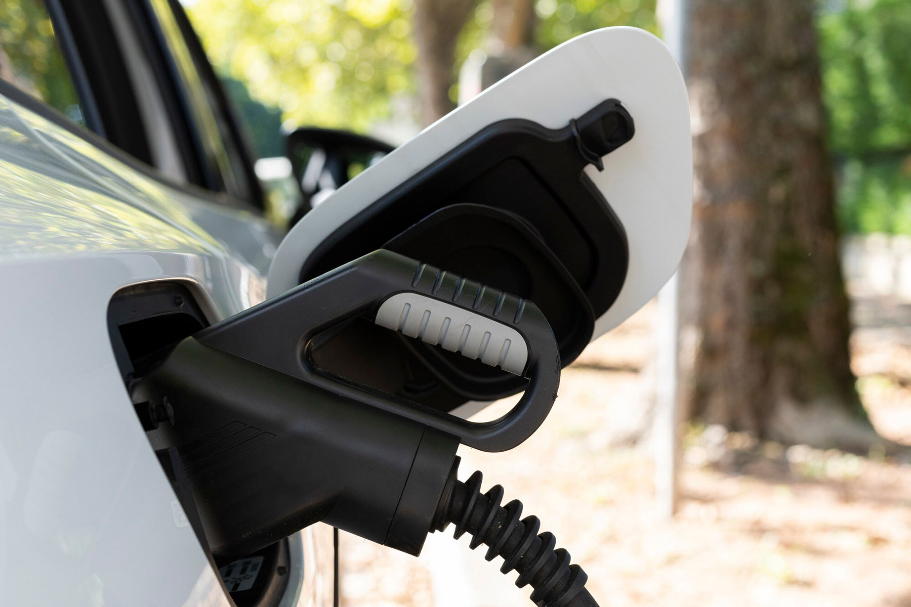 Comment installer une borne de rechargement de véhicule électrique dans un parking de copropriété ?